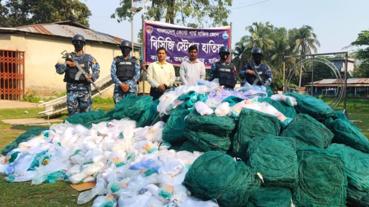 নোয়াখালীতে ৪০ লাখ টাকার অবৈধ জাল ও পলিথিন জব্দ